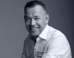 KLM kooperiert mit renommierten Küchenchef Richard Van Oostenbrugge