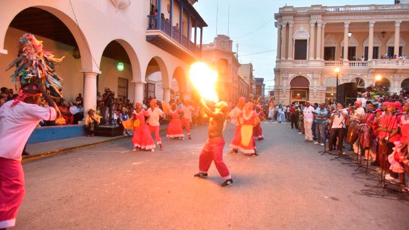 Feuer-Fest nuanciert mit seiner Zauberei Santiago de Cuba