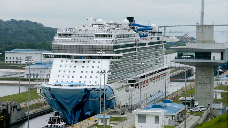 Der Panama-Kanal bildet einen neuen Markstein mit dem Durchgang einer Megakreuzfahrt