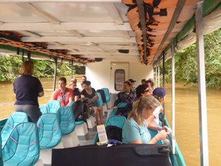 CND folgt einer der Gruppen, die am Megafam von Meiers Weltreisen teilnehmen